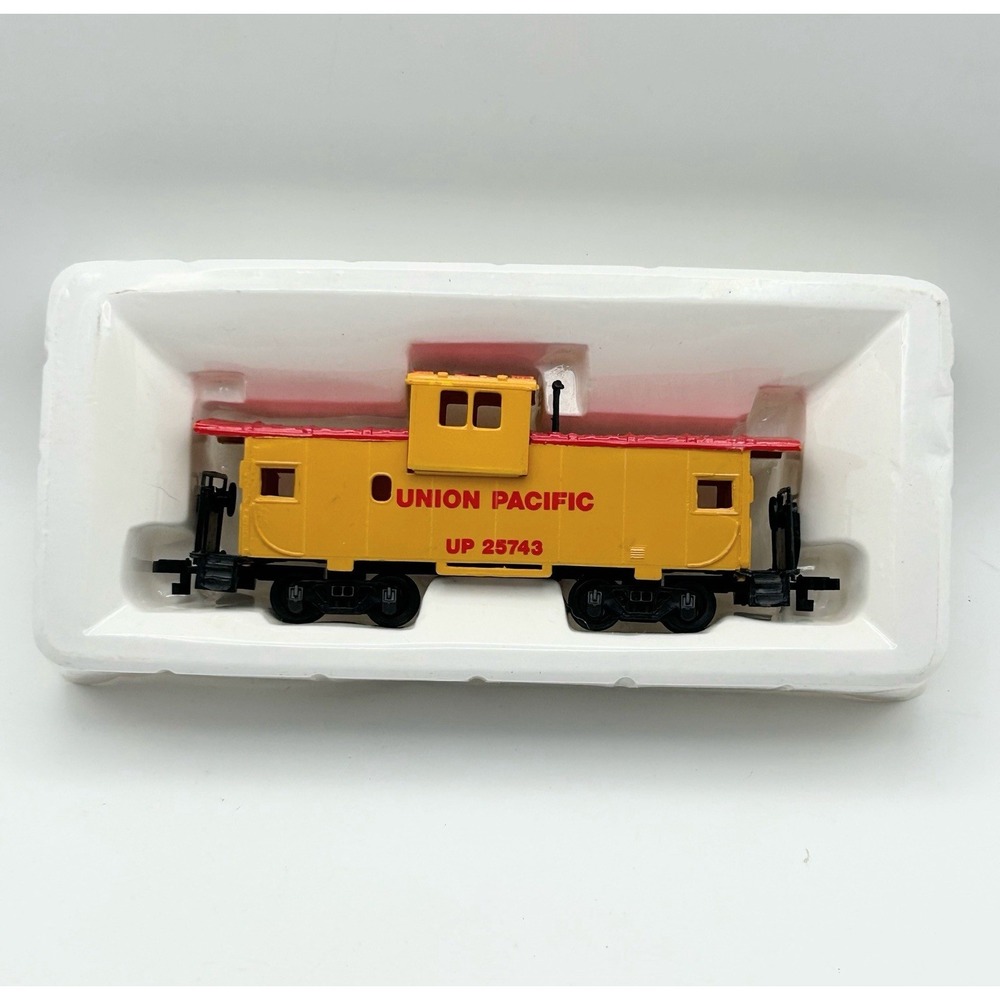Bachmann HO Scale Red Yellow Union Pacific Freight Train Caboose‎ UP 25743 - Picture 7 of 8